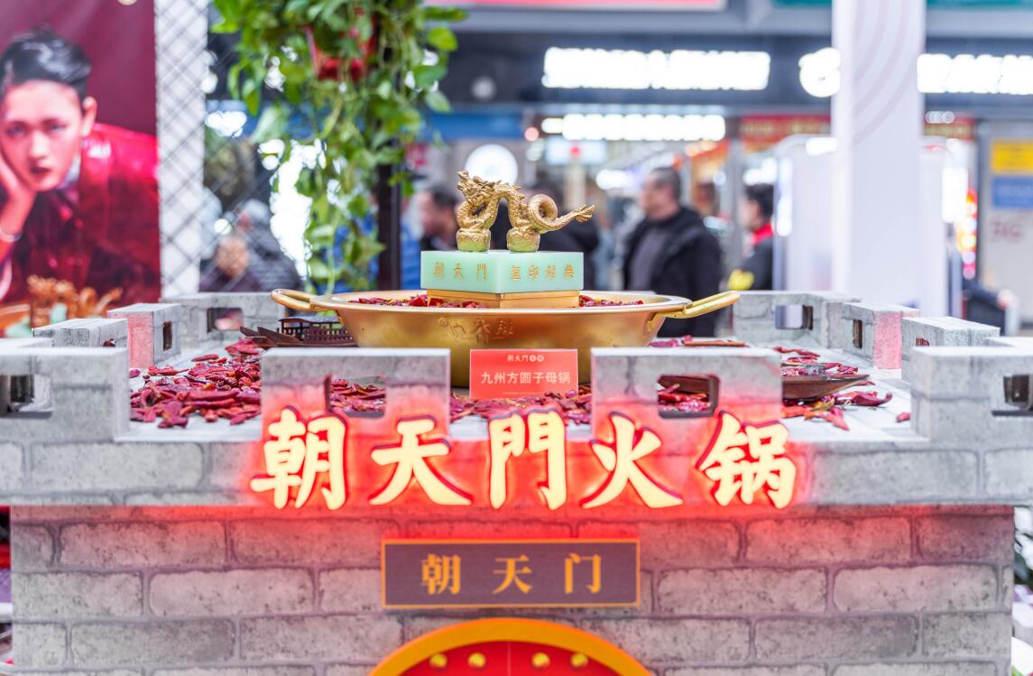開(kāi)火鍋加盟店，要學(xué)會(huì)用服務(wù)感動(dòng)顧客！